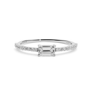 Solitario con un diamante talla esmeralda