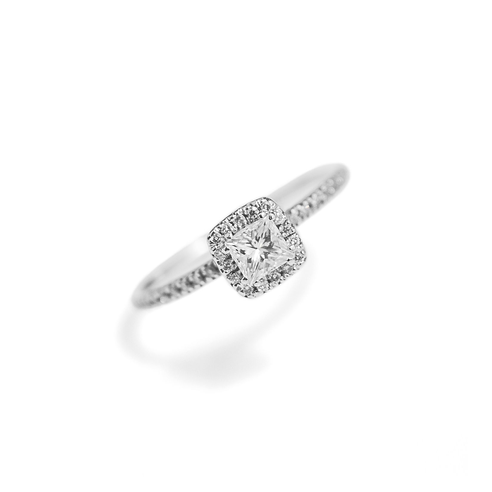 Solitario con un Diamante talla Princesa