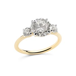 Anillo con tres brillantes