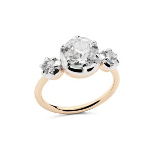 Anillo con tres brillantes