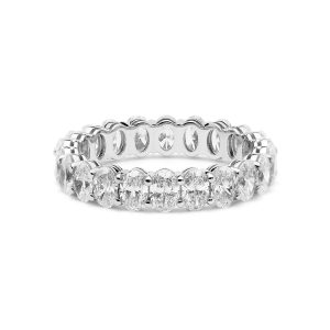 Alianza entera de diamantes talla oval