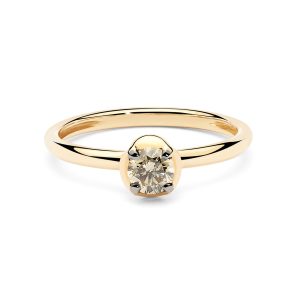 Anillo de oro con un brillante Brown