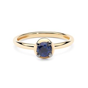 Anillo de oro con un zafiro