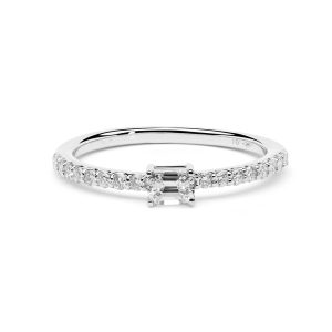 ANILLO CON DIAMANTE TALLA ESMERALDA Y BRILLANTES