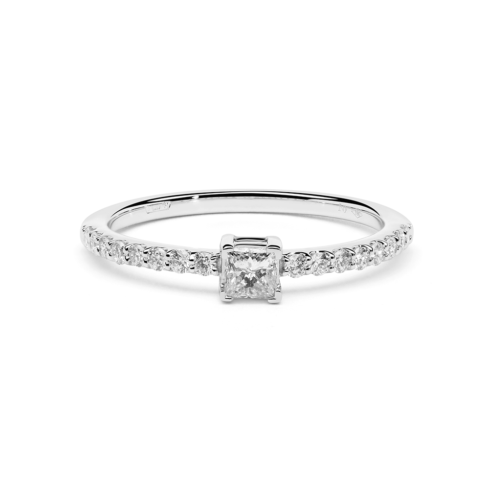 ANILLO CON DIAMANTE TALLA PRINCESA Y BRILLANTES