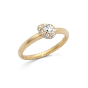Solitario con diamante forma pera